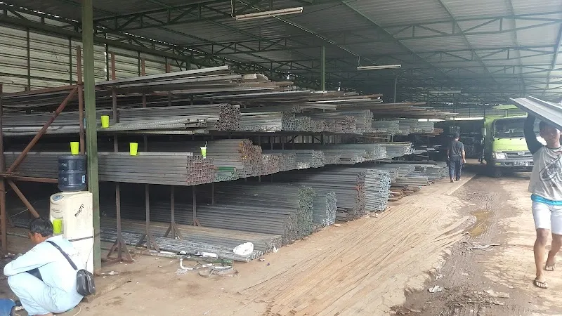 Besi, Baja, dan Aluminium: Jantung Bangunan Cilacap yang Tak Pernah Lekang